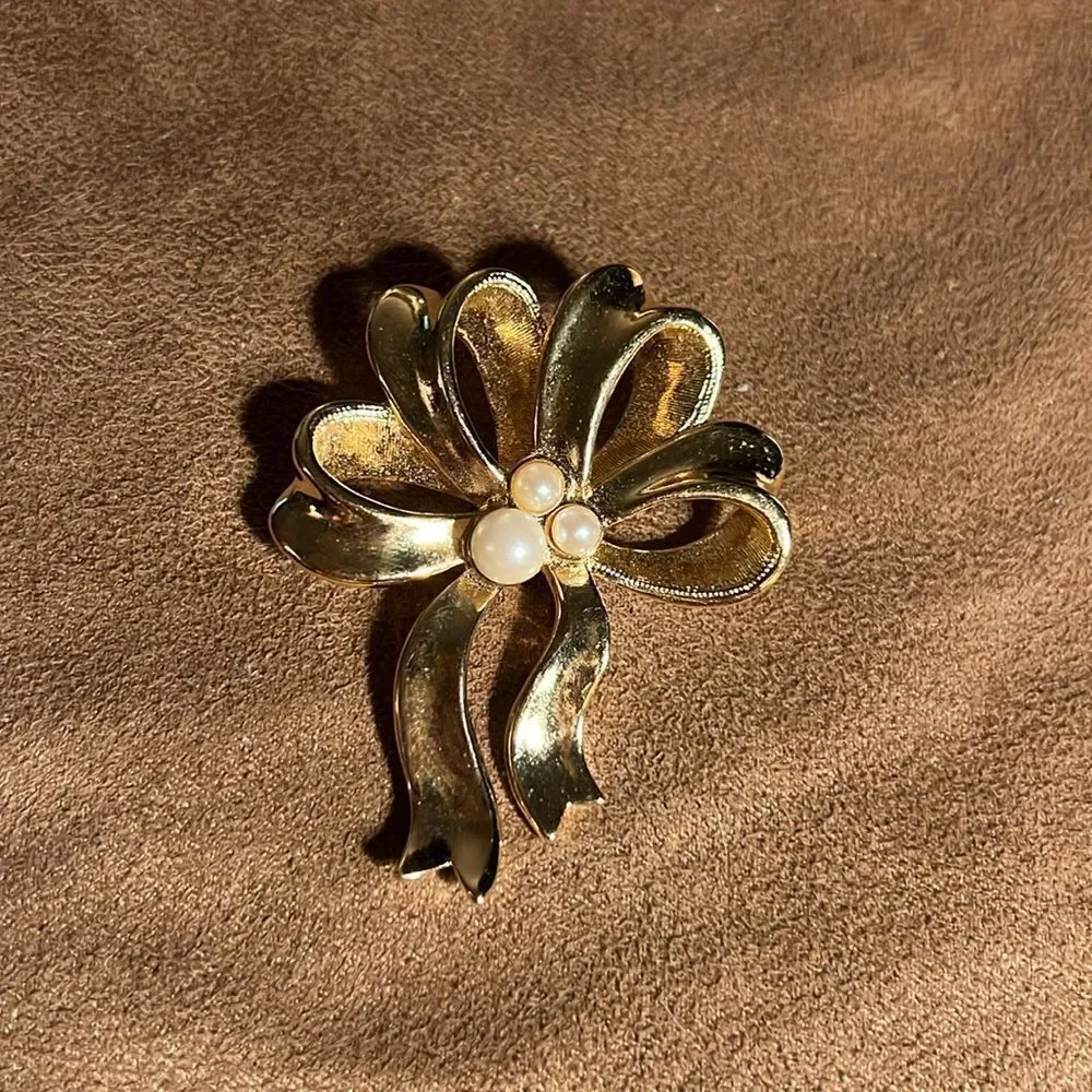 Avon Vintage Ribbon bow pin with 3 faux pearls.